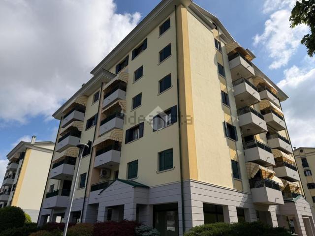 Locale in affitto di 129 m² in Via Vallada, 40