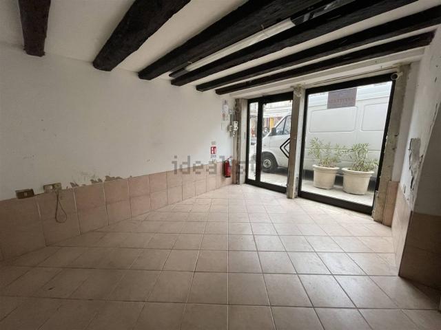 Locale in affitto di 12 m²