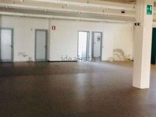 Locale in affitto di 1300 m² in Via Leoncavallo