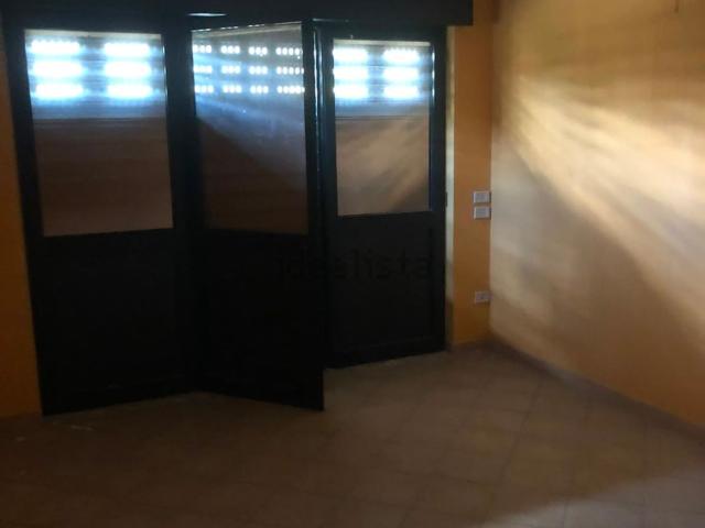 Locale in affitto di 130 m² in Via Cavarena