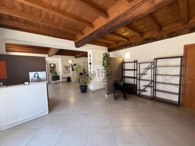 Locale in affitto di 130 m² in Via Alessandro Manzoni, 14