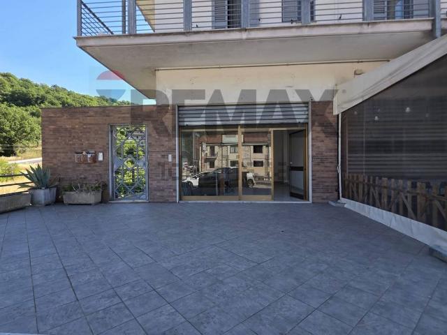 Locale in affitto di 130 m² in Via Ausonia