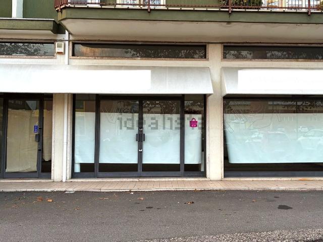 Locale in affitto di 130 m² in Via Dott. F. Garofoli