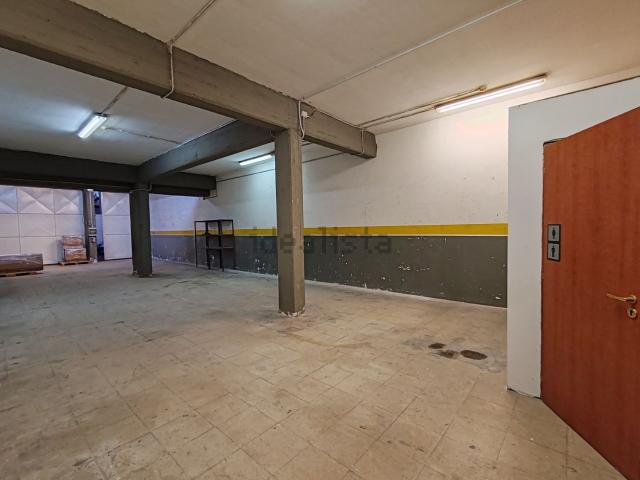 Locale in affitto di 130 m² in Via Due Obelischi