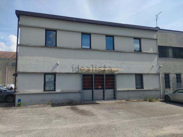 Locale in affitto di 130 m² in Via Felice Gioelli