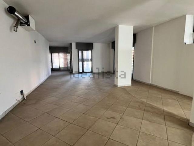 Locale in affitto di 130 m² in Via Fratelli Rosselli