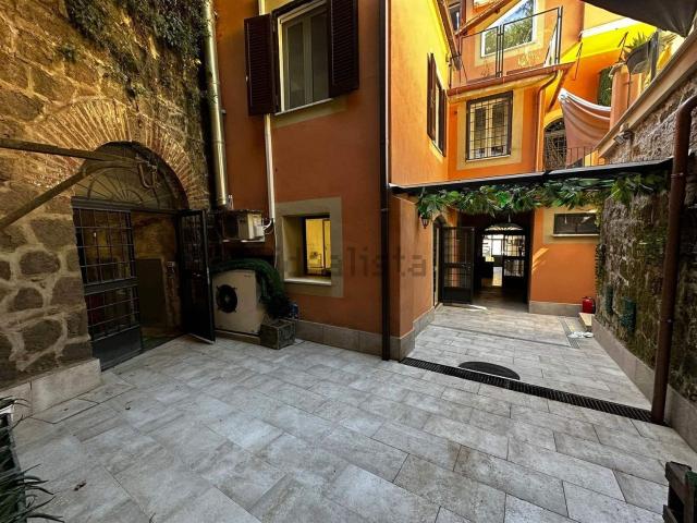 Locale in affitto di 130 m² in Via IV Novembre