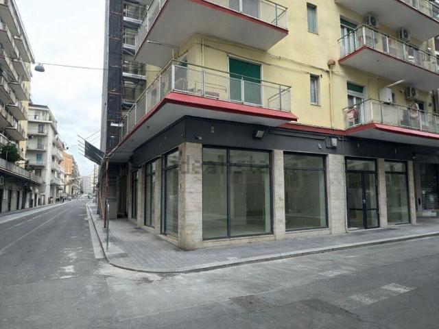 Locale in affitto di 130 m² in Via Oliveto Scammacca