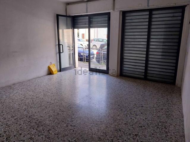 Locale in affitto di 130 m² in Via Medaglie d&apos Oro