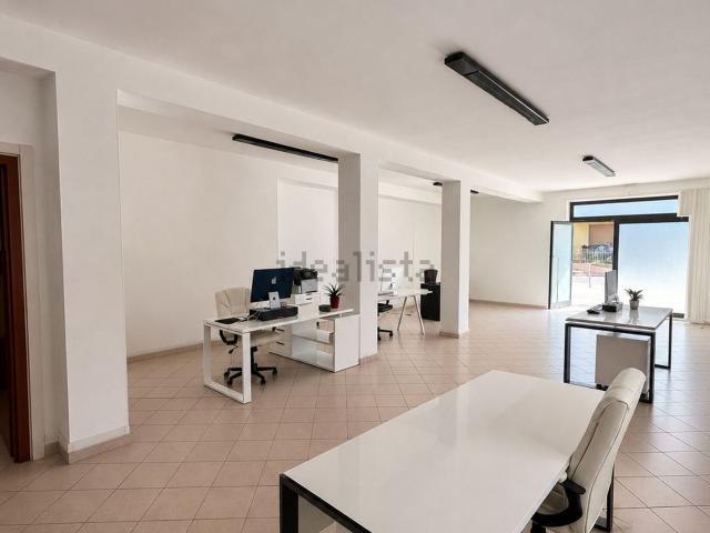 Locale in affitto di 130 m² in Via Provinciale Carrara Avenza, 28