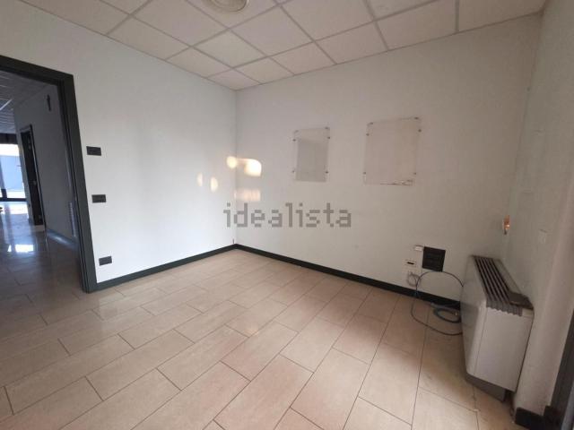 Locale in affitto di 130 m² in Via Rughi