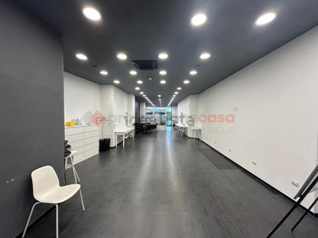Locale in affitto di 130 m² in Viale Giacomo Matteotti, 82