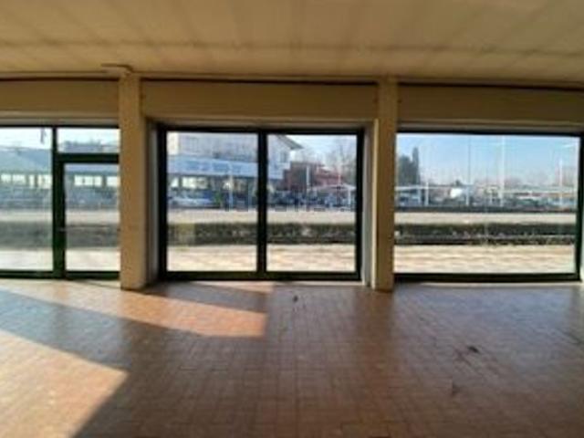 Locale in affitto di 130 m² in Viale Monte Grappa, 30