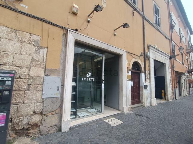 Locale in affitto di 130 m² in Piazza Giacomo Matteotti, 17
