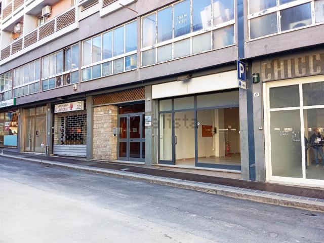 Locale in affitto di 130 m² in Piazza del Mercato, 20