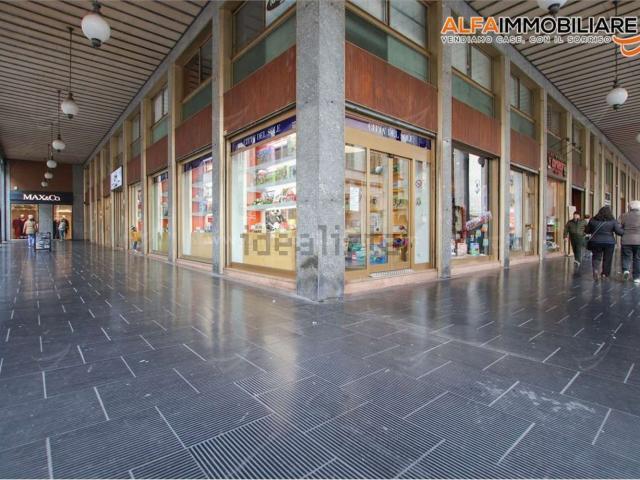 Locale in affitto di 132 m² in Via Fratelli Rosselli, 2
