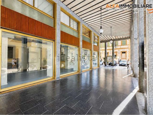 Locale in affitto di 132 m² in Via Fratelli Rosselli, 2
