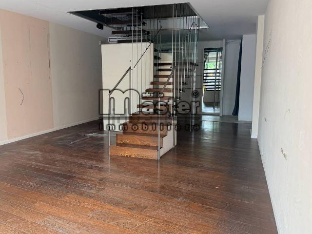Locale in affitto di 132 m² in Corso del Popolo