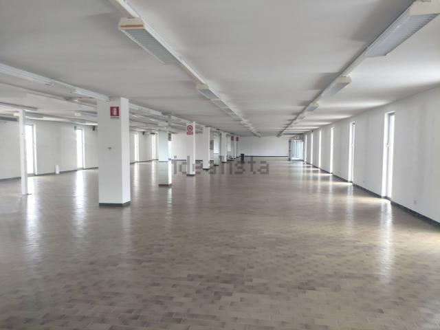 Locale in affitto di 1340 m² in Via Pontebbana, 42