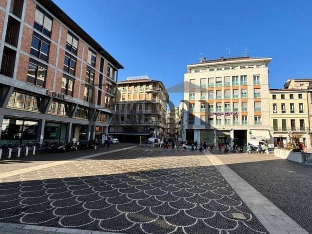 Locale in affitto di 134 m² in Corso del Popolo, 1