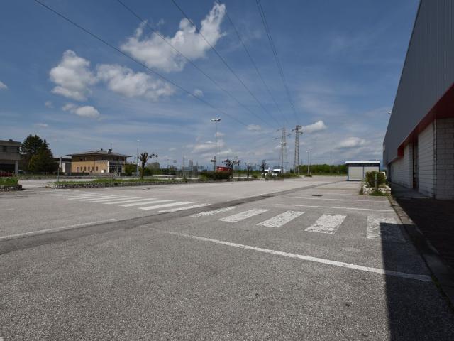 Locale in affitto di 1350 m² in Strada Statale 54