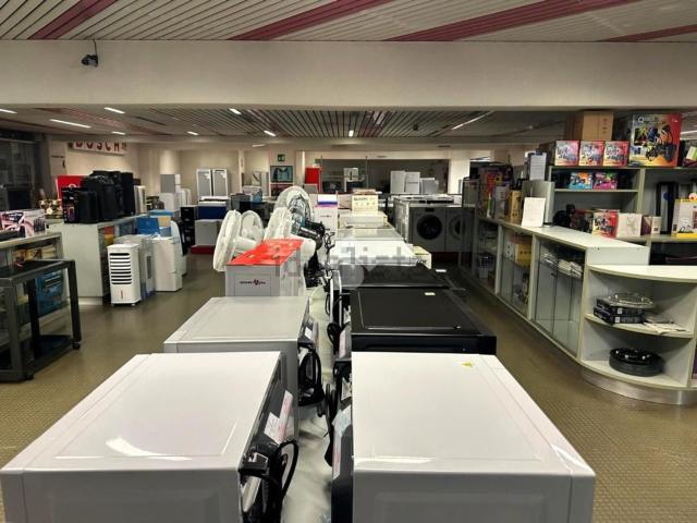Locale in affitto di 1350 m² in Via Tremoggie, 25