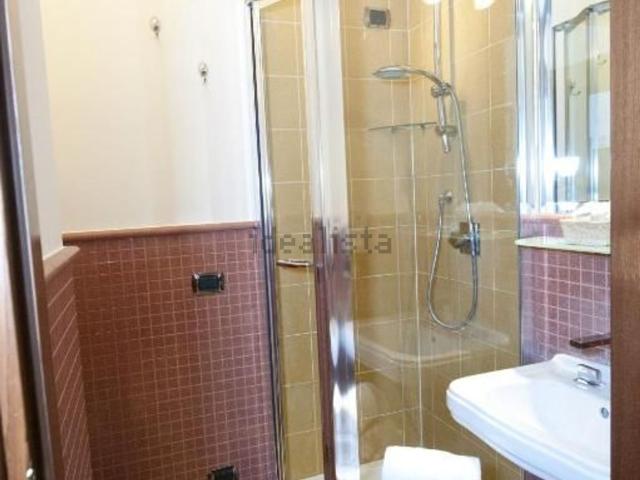 Locale in affitto di 136 m² in Via Volturno, 11