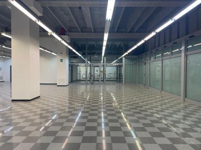 Locale in affitto di 1409 m² in Via Priula, 78