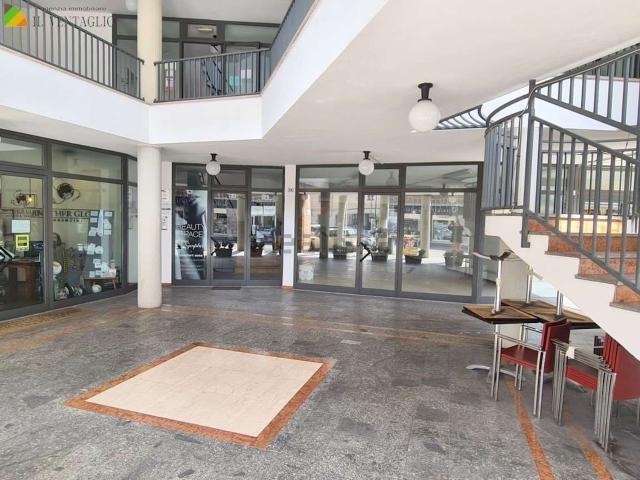 Locale in affitto di 140 m²