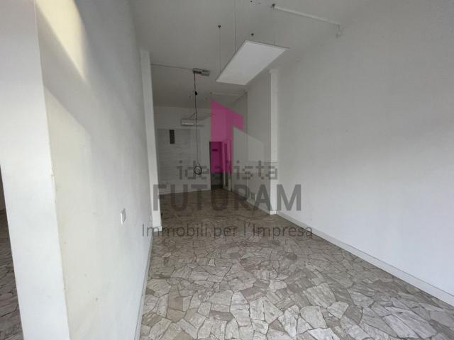 Locale in affitto di 140 m² in Via 2 Giugno, 24