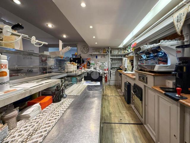 Locale in affitto di 140 m² in Via 4 Novembre, 8