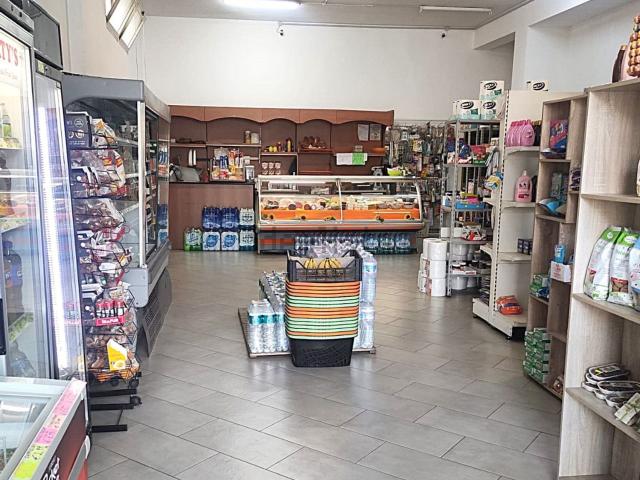 Locale in affitto di 140 m² in Via Adua