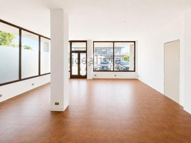 Locale in affitto di 140 m² in Via Alcide De Gasperi, 12