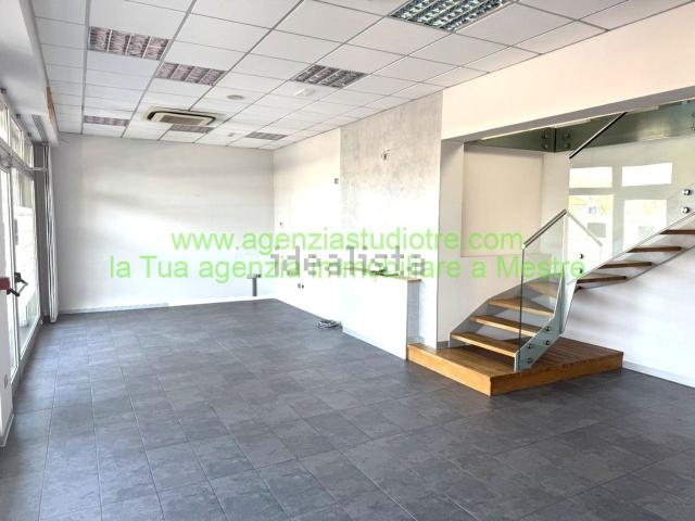Locale in affitto di 140 m² in Via Daniele Manin