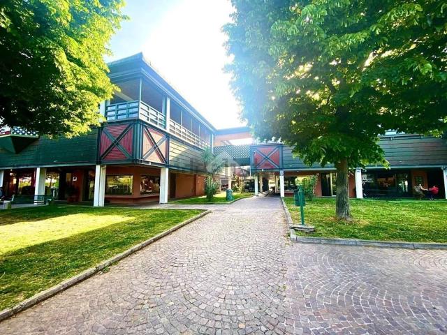 Locale in affitto di 140 m² in Via Eschilo, 88