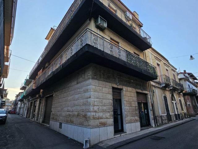 Locale in affitto di 140 m² in Via Etna, 61