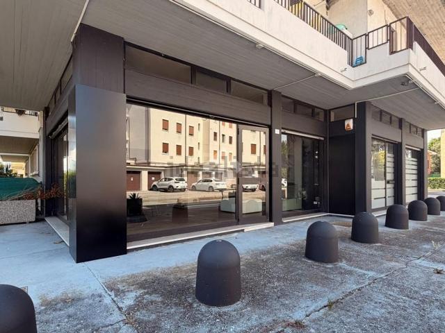 Locale in affitto di 140 m² in Via Euganea, 102