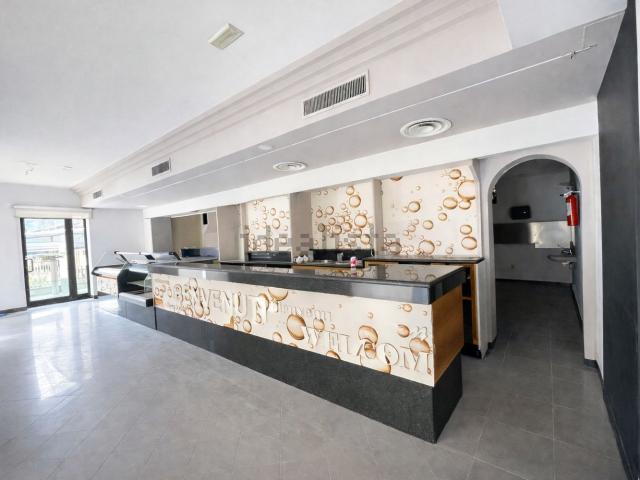 Locale in affitto di 140 m² in Via Loretana, 64