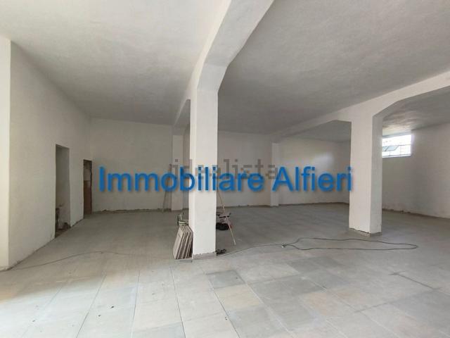Locale in affitto di 140 m² in Via Napoli, 4