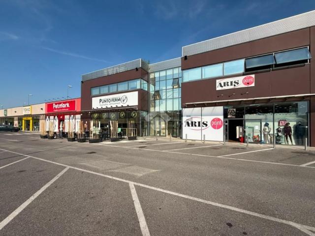 Locale in affitto di 140 m² in Via Padana Superiore, 72