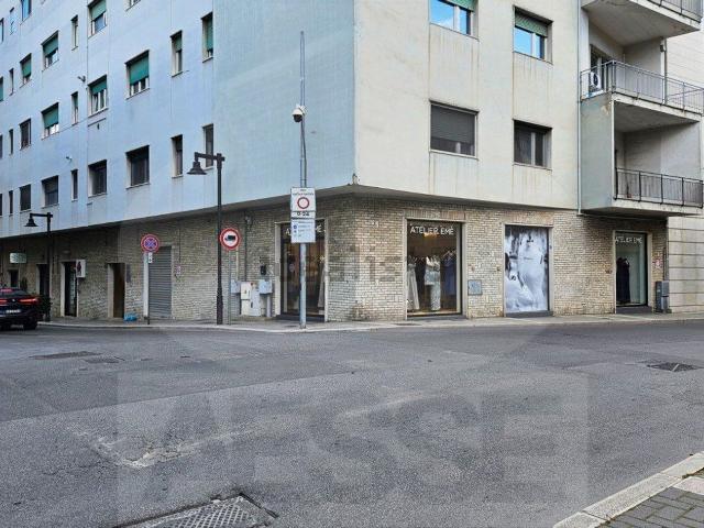 Locale in affitto di 140 m² in Via Rocco Scotellaro, 15