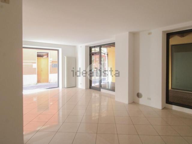 Locale in affitto di 140 m² in Via Roma, 1