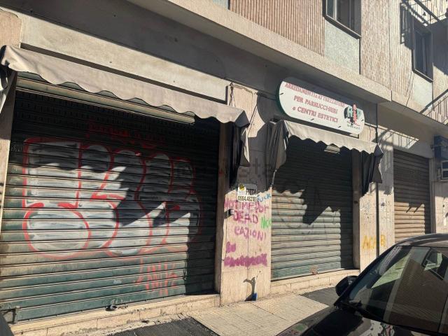 Locale in affitto di 140 m² in Viale Delle Medaglie DꞌOro, 22