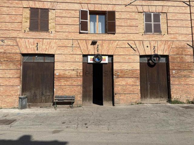 Locale in affitto di 140 m² in Viale Giacomo Leopardi, 25