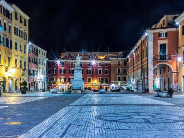 Locale in affitto di 140 m² in Piazza Alberica, 1