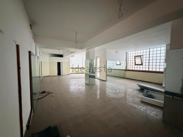 Locale in affitto di 141 m² in Via G. Puccini