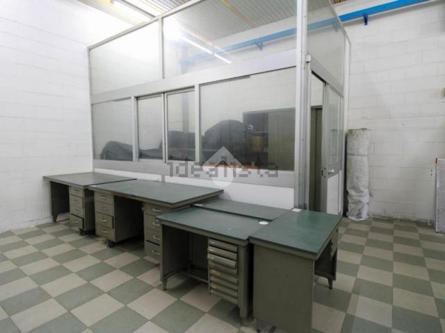Locale in affitto di 1425 m² in Via Alcide de Gasperi, 1