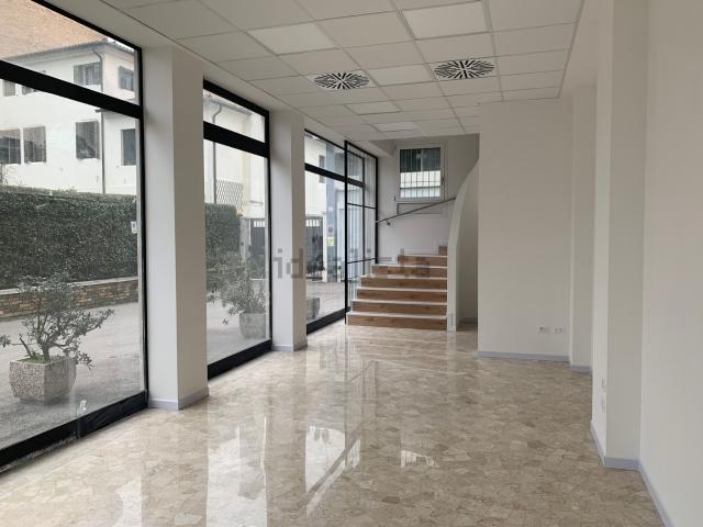 Locale in affitto di 142 m² in Via Alessandro Poerio, 11