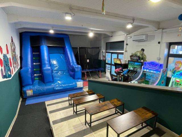 Locale in affitto di 143 m² in Via Cassia, 4