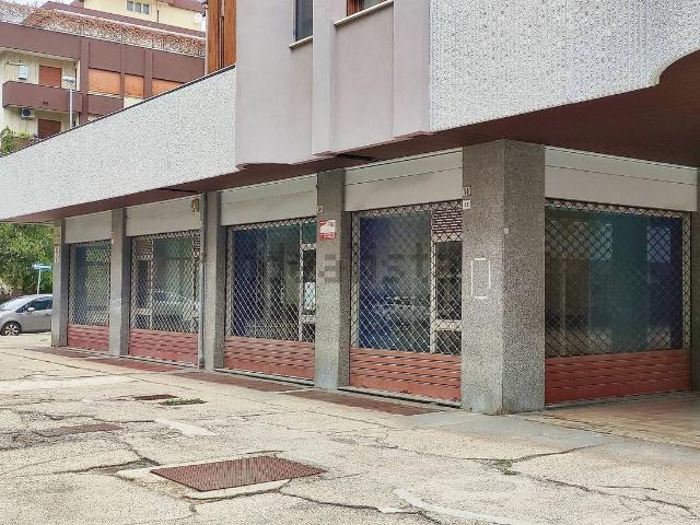 Locale in affitto di 143 m² in Via Luigi Treggiari, 28